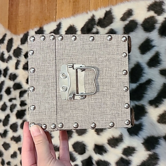 Grey Linen Chest - Picture 7 of 7